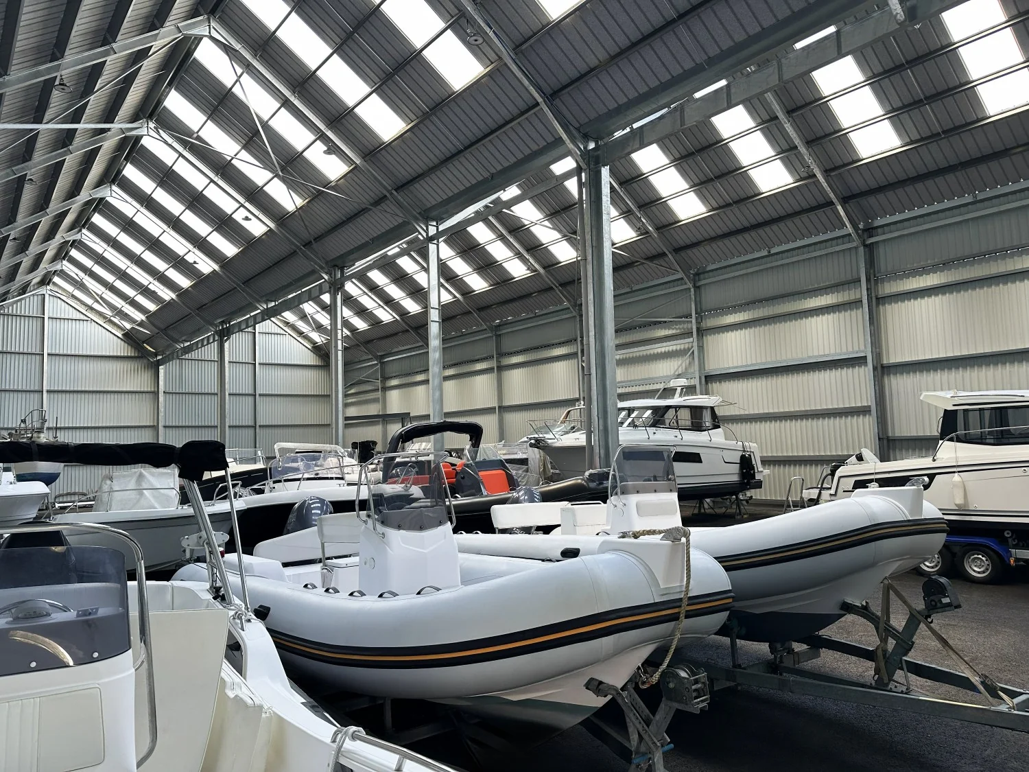 SRA Moteurs - Hivernage à St-Malo - Photo Hangar intérieur avec bateaux